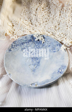 Ceramica con piastra vintage modello in pizzo e Bruno smalto, mano gettati in Brooklyn, New York STATI UNITI D'AMERICA Foto Stock