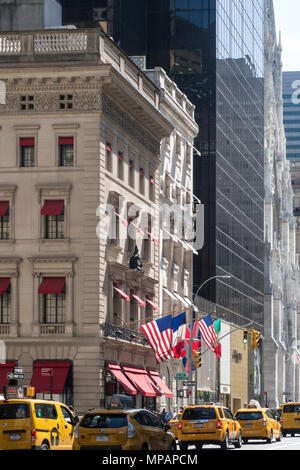 Il Cartier Mansion e la Cattedrale di San Patrizio guglie sono sulla Fifth Avenue, New York, Stati Uniti d'America Foto Stock