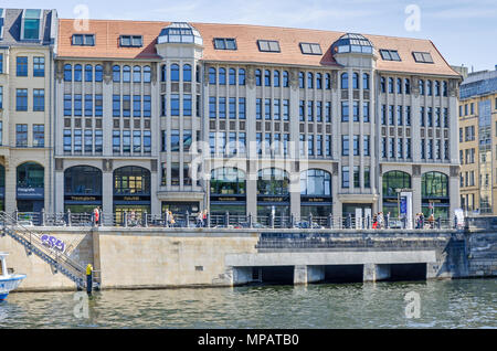 Berlino, Germania - 22 Aprile 2018: riva orientale del fiume Spree Spreeufer con la costruzione della facoltà teologica dell'Università Humboldt Foto Stock