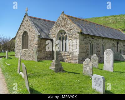 La chiesa delle tempeste (St. Winwaloe) alla Chiesa Gunwalloe Cove su la lucertola, Cornwall Foto Stock