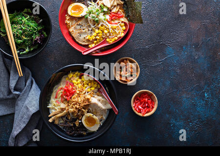 Spicy ramen ciotole con tagliatelle, carne di maiale e di pollo Foto Stock