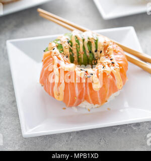 Ciambelle di Sushi con tonno e salmone Foto Stock