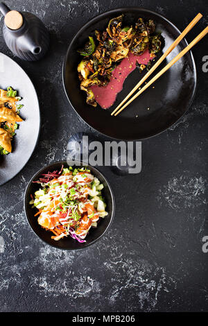 Cucina asiatica piatti sul tavolo vista aerea Foto Stock