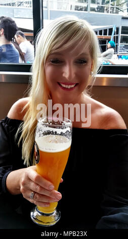 Femmina bionda di bere birra Foto Stock