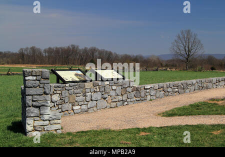 Indicazioni interpretative aiutare i visitatori a capire lo scontro militare che ha avuto luogo presso la sanguinosa Cornfield a Antietam National Battlefield in Maryland Foto Stock