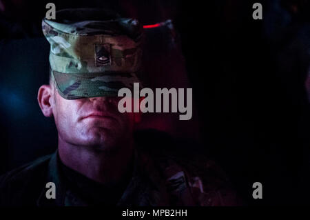 Un U.S Army Ranger prende una pausa prima di competere in una gara spartano durante la migliore concorrenza Ranger 2017 a Fort Mitchell, Ala., 8 aprile 2017. La trentaquattresima edizione annuale di David E. Grange Junior Ranger migliore concorrenza 2017 è un evento di tre giorni consistente di sfide per testare concorrente del fisico, mentale e capacità tecniche. Foto Stock