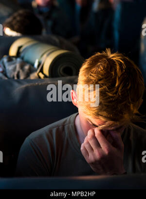 Un U.S Army Ranger prende una pausa prima di competere in una gara spartano durante la migliore concorrenza Ranger 2017 a Fort Mitchell, Ala., 8 aprile 2017. La trentaquattresima edizione annuale di David E. Grange Junior Ranger migliore concorrenza 2017 è un evento di tre giorni consistente di sfide per testare concorrente del fisico, mentale e capacità tecniche. Foto Stock