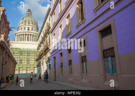 Locali i bambini cubani che giocano a calcio e basket e per le strade della vecchia Havana Cuba con la creazione del capitale in background Foto Stock