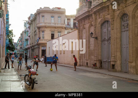 Locali i bambini cubani che giocano a calcio e basket e per le strade della vecchia Havana Cuba Foto Stock