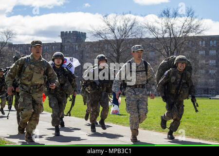 Esercito sudcoreano, cadetti, con il supporto dalla U.S. Esercito di cadetti, gara verso la linea di finitura durante il 2017 Sandhurst militare concorso di competenze presso l'Accademia Militare degli Stati Uniti, West Point, NY, 8 aprile 2017. Durante Sandhurst, 62 squadre che rappresentano 12 internazionale delle accademie militari, quattro Stati Uniti service accademie e otto programmi ROTC gareggiato in 11 eventi in tutta una 23-Mile corso. Foto Stock