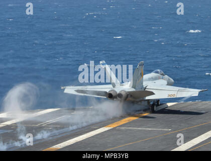 Oceano Pacifico (8 aprile 2017) Un F/A-18E Super Hornet, dal "i diamanti blu' di Strike Fighter Squadron (VFA) 146, è stato lanciato dal ponte di volo della portaerei USS Nimitz CVN (68), 8 aprile 2017. Nimitz è attualmente in corso nell'Oceano Pacifico composito conduttore unità di addestramento Esercizio (COMPTUEX) con il vettore Nimitz Strike gruppo in preparazione per una prossima distribuzione. Prove COMPTUEX un carrier strike gruppo mission-la prontezza e la capacità di funzionare come una unità integrata attraverso la simulazione di scenari del mondo reale. Foto Stock