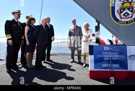 170408-O-N0101-110 PASCAGOULA, Miss. (8 aprile 2017) della nave Nancy sponsor Ignazio battezza il guidato-missile destroyer Pre-Commissioning unità (PCU) Paolo Ignazio (DDG 117), chiamato con il nome di suo marito, ex segretario della Marina Paolo Ignazio. Nella foto sono inoltre presenti Capo di operazioni navali Adm. John M. Richardson, sinistra; Cmdr. Robby Trotter, la nave del futuro comandante; la dott.ssa Elisa Ignazio, nipote di Paolo e Nancy Ignazio; Paolo Ignazio, la nave l'omonimo; Philip Gunn, altoparlante del Mississippi Casa di rappresentanti; e Ingalls Costruzione navale Presidente Brian Cuccias. Foto Stock