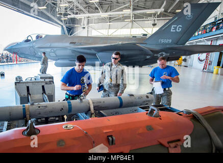 La 96Manutenzione aeromobili squadrone Blue team inizia la preparazione dell'AIM-120 missile per il carico durante il Team Eglin carico di armi la concorrenza il 7 aprile a Eglin Air Force Base, Fla. squadre da la 96ala prova e xxxiii Fighter Wing gareggiato per vedere chi potrebbe caricare fino a due armi sul loro aeromobili designato il modo più rapido e con il minor numero di errori. La trentatreesima FW team ripetuto come campione di base. Foto Stock