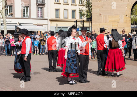 Un gruppo francese di ballerini folk in costume tradizionale eseguire nella piazza di Colmar Francia. Foto Stock