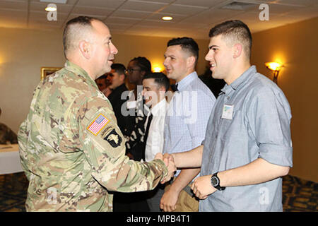 Il comando Sgt. Principali Ryan L. Alfaro, il comando di guarnigione sergente maggiore della decima divisione di montagna, Fort Drum, NY, dà le monete per migliorare le opportunità per i singoli militari rappresentanti durante il boss Simposio, che si è tenuto presso il Ramada Inn di Watertown, Aprile 7. Oltre 80 società, battaglione e brigata boss di livello rappresentanti hanno partecipato all evento dei tre giorni. Foto Stock