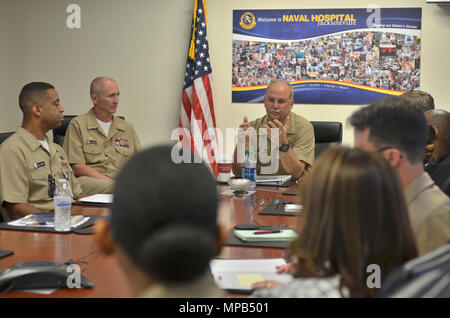 Il Jacksonville, Florida (7 aprile 2017) - Posteriore Adm. Bruce Gillingham, vice capo, la prontezza e la salute, U.S. Navy Bureau di Medicina e Chirurgia, indirizzi Naval Hospital (NH) leadership di Jacksonville durante una riunione presso l'ospedale. Gillingham, che ha comandato di NH Jacksonville dal 2008 al 2010, ha discusso gli sviluppi attuali in medicina della Marina. NH Jacksonville personale informato Gillingham sullo stato del comando pilota del valore di base di cura, integrate incluse unità di pratica per il diabete, lombalgia, osteoartrite e la gravidanza. Foto Stock