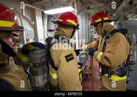 170408-N-ZW825-261 OCEANO PACIFICO (8 aprile 2017) dello scafo tecnico di manutenzione di terza classe Leroy Malone, Phoenix nativi e dà istruzioni al suo team a bordo Arleigh Burke-class guidato-missile destroyer USS Sterett (DDG 104) durante uno spazio principale drill incendio. Sterett è parte della superficie Sterett-Dewey Action Group ed è il terzo gruppo di distribuzione che operano sotto il comando ed il controllo costrutto denominato 3a flotta in avanti. Stati Uniti 3a flotta operante in avanti offre opzioni aggiuntive per la flotta del Pacifico commander sfruttando le capacità del 3° e 7° flotte. Foto Stock