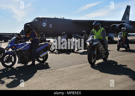 Motociclisti iniziare lasciando la Flightline a Barksdale Air Force Base, La., Aprile 7, 2017. Ci sono due corse in moto su base, Thunder su Bayou durante la primavera e Cajun Rumble durante la caduta. Foto Stock