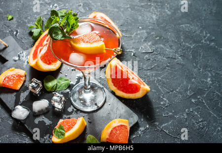 Cocktail Margarita con il succo di pompelmo, freddo estivo rinfrescante di agrumi di bibite o bevande con ghiaccio Foto Stock
