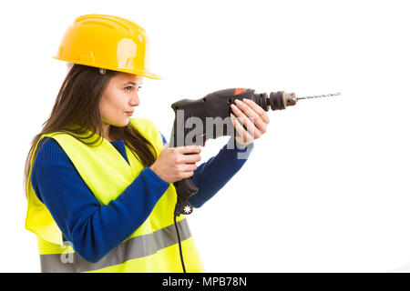 Giovani donne ingegnere o architetto mediante macchina perforatrice elettrica come strumento di costruzione di concetto isolato su sfondo bianco Foto Stock