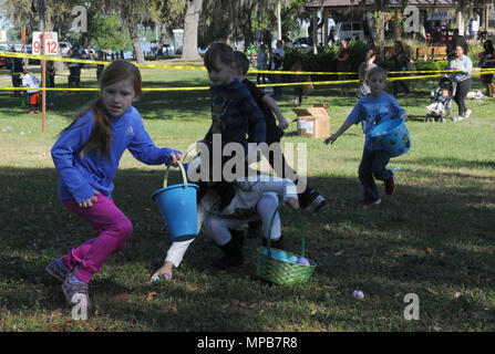 Keesler bambini ricerca di uova durante il bambino orgoglio giorno Easter egg hunt Aprile 8, 2017, su Keesler Air Force Base, Mississippi. L'evento festeggiamenti incluso una parata, Easter egg hunt, arti e mestieri e le informazioni delle capanne per più di 1.000 bambini e membri della famiglia nella celebrazione del Mese del bambino militare. Foto Stock