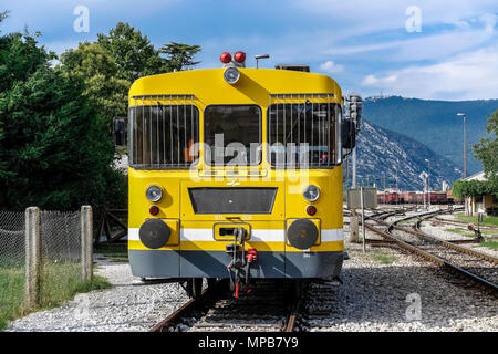 Macchine per la costruzione di ferrovie, una draisina gialla di manutenzione catenaria su un binario aperto, appena fuori dalla stazione ferroviaria di Nova Gorica, Slovenia, UE Foto Stock