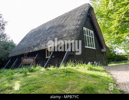 In legno con tetto di paglia di chiesa di Santa Maria e San Nicola villaggio chiesa parrocchiale, Sandy Lane, Wiltshire, Inghilterra, Regno Unito Foto Stock