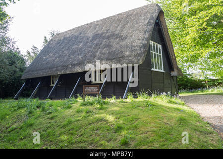 In legno con tetto di paglia di chiesa di Santa Maria e San Nicola villaggio chiesa parrocchiale, Sandy Lane, Wiltshire, Inghilterra, Regno Unito Foto Stock