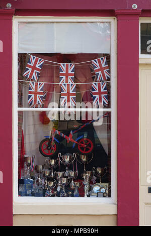 Kelso, Scottish Borders - accogliendo la gita in bicicletta di Gran Bretagna nel 2017, ora regolarmente una visita alla città. Bandiera dell'Unione decorazione. Foto Stock