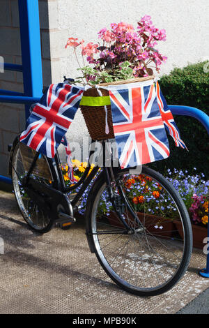 Kelso, Scottish Borders - accogliendo la gita in bicicletta di Gran Bretagna nel 2017, ora regolarmente una visita alla città. Bandiera dell'Unione decorazione. Foto Stock