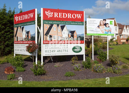 Redrow poster pubblicitario indicazioni per nuovi alloggi per la vendita in vista Cherhill, Stockley Grange, vicino a Calne, Wiltshire, Inghilterra, Regno Unito Foto Stock