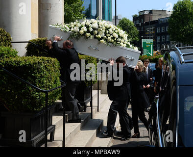 Pall portatori portano la bara del supermercato Sweep star Dale Winton nella vecchia chiesa, 1 Marylebone Road a Londra per le sue esequie. Foto Stock