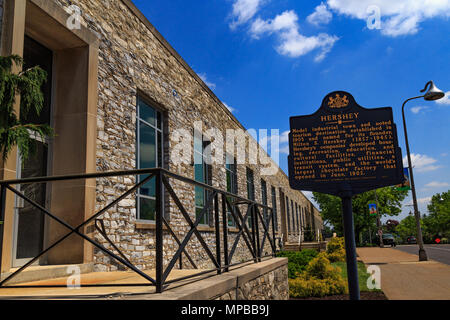 Hershey, PA, Stati Uniti d'America - 21 Maggio 2018: un marcatore storico segno si erge di fronte alla Hershey Chocolate Factory. Foto Stock