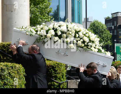 Pall portatori portano la bara del supermercato Sweep star Dale Winton nella vecchia chiesa, 1 Marylebone Road a Londra per le sue esequie. Foto Stock