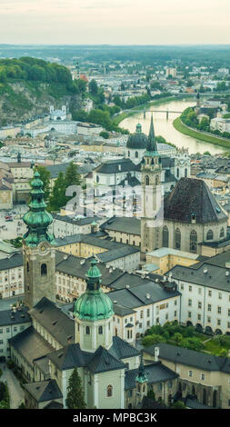 Vista dal medievale fortezza Hohensalzburg su Salisburgo Foto Stock