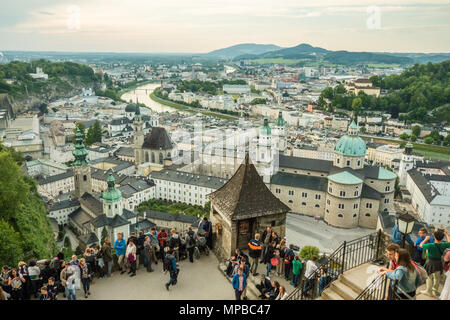 Vista dal medievale fortezza Hohensalzburg su Salisburgo e la sua Cattedrale barocca Foto Stock