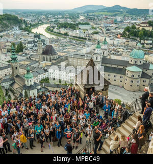 Vista dalla fortezza medievale di Hohensalzburg su Salisburgo e la sua cattedrale barocca. Foto Stock