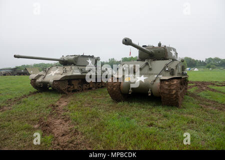 USA Pennsylvania Carlisle U.S. Patrimonio dell esercito e Education Centre (L) M36 serbatoio Slugger cacciatorpediniere e (R) M4A3E8 Sherman serbatoio serbatoio medio Foto Stock