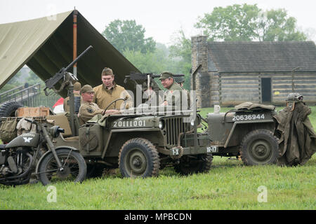 USA Pennsylvania PA Carlisle reenactors pongono come II Guerra Mondiale due soldati dell esercito presso l'U.S. Patrimonio dell'esercito e del centro di formazione Foto Stock