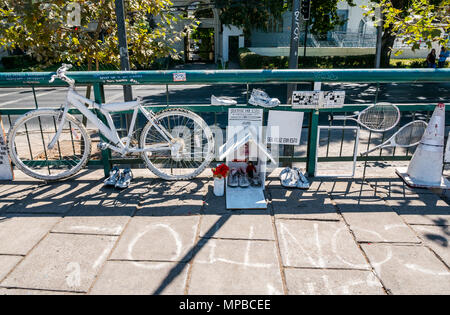 Memorial santuario da una collettiva il gruppo di arte, con dipinti di bianco bike, scarpe e racchette, Racamalac ponte sul fiume Mapocho, Santiago del Cile Foto Stock