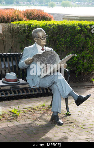 USA Pennsylvania PA Harrisburg scultura in bronzo di uomo quotidiano di lettura lungo la strada anteriore da artista J. Seward Johnson Foto Stock