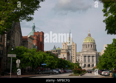 USA Pennsylvania PA Harrisburg cercando di State Street per lo State Capitol Building e la sua cupola Foto Stock