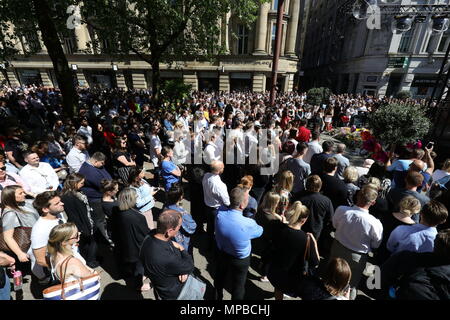 I membri del pubblico di osservare un minuto di silenzio come si raduna in St Ann's Square, Manchester, come durante la Manchester Arena Servizio nazionale di commemorazione alla Cattedrale di Manchester, segnando un anno poiché l'attacco su Manchester Arena. Foto Stock