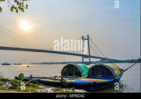 Vecchie barche di legno sul lago di bank nel Fiume Hooghly Kolkata , giornata soleggiata catturato in stile paesaggistico, traavel e concetto di trasporto. può essere utilizzato ba Foto Stock
