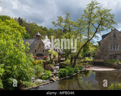 Fiume Aven guardando verso il Moulin De Rosmadec hotel, Pont-Aven, Finisterre, Bretagna Francia Foto Stock