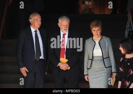 (Da sinistra a destra) Gruppo del Partito europeo dei liberali democratici leader Sir Vince il cavo, leader laburista Jeremy Corbyn e primo ministro di Scozia Nicola storione, lasciare in seguito alla Manchester Arena Servizio nazionale di commemorazione alla Cattedrale di Manchester che ha segnato un anno poiché l'attacco su Manchester Arena. Foto Stock