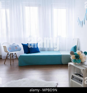 Tidy moderna sala progettata per il ragazzo. Gli elementi di colore blu in camera bianca Foto Stock