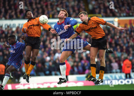 CHELSEA V Lupi a Stamford Bridge 13/3/94 FA Cup il calciatore Erland Johnsen del Chelsea tra marchio e Rankine David Kelly Foto Stock