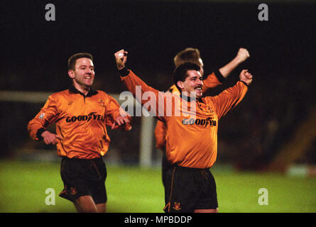 IPSWICH V LUPI A Portman Road 2/3/94 1-2 calciatore Andy Thompson celebra il traguardo Foto Stock