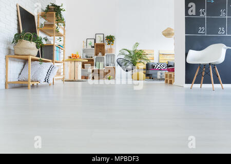 Arredamento moderno con mobili di cassa, bianco muro di mattoni e di Blackboard Foto Stock